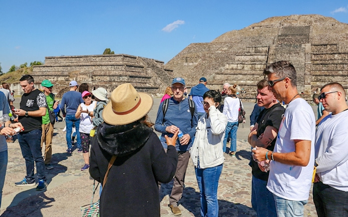 Tour group exploring Teotihuacán pyramids during balloon flight excursion.