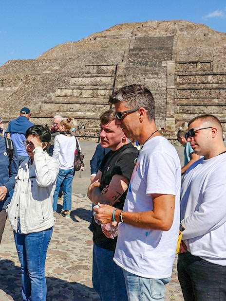 Tour group exploring Teotihuacán pyramids during balloon flight excursion.