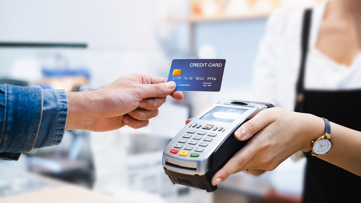 Man using card for payment with no foreign transaction fees.
