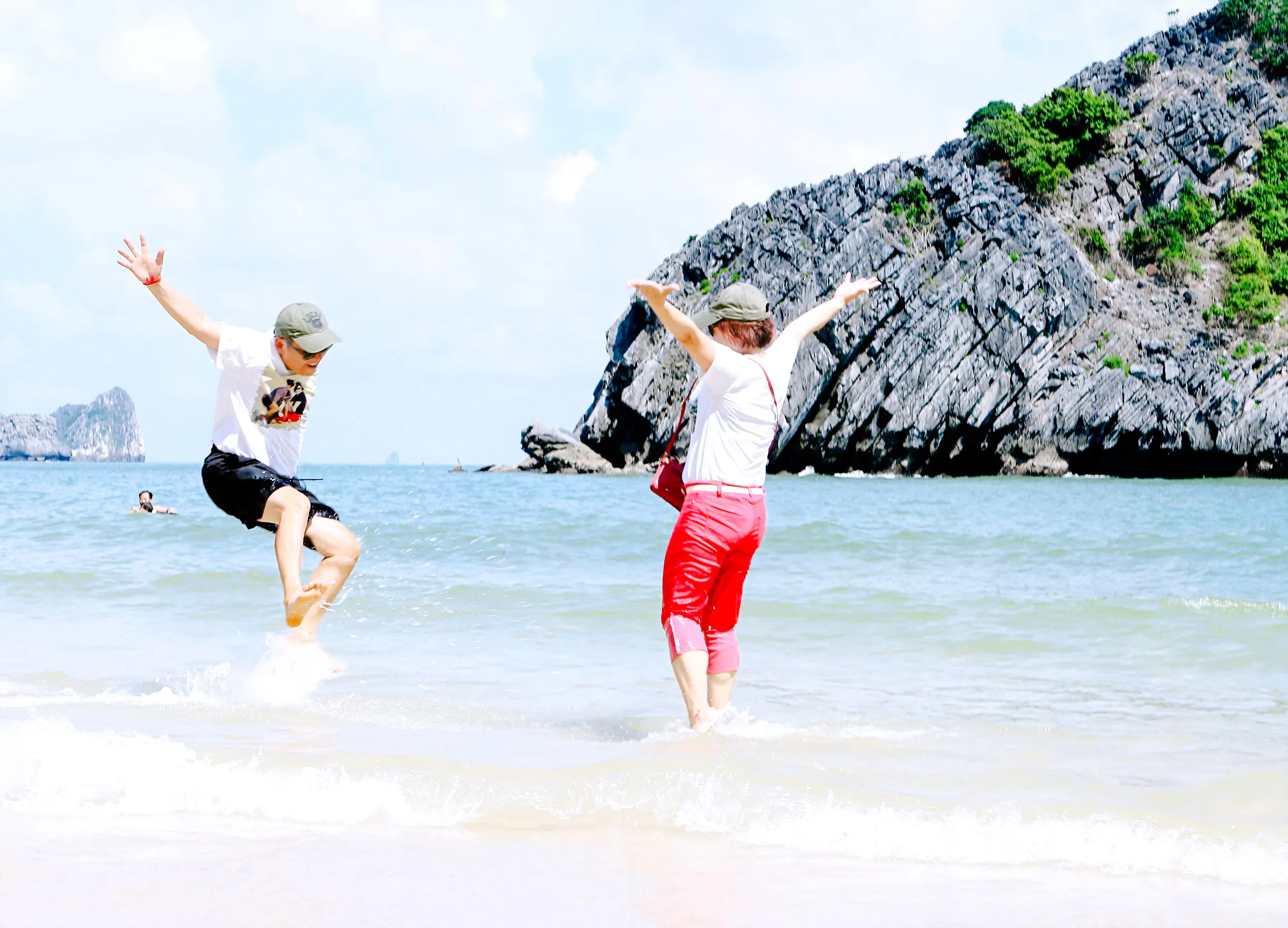 Cat Ba to Lan Ha Bay: Day Cruise with Kayaking, Swimming & Seafood Lunch