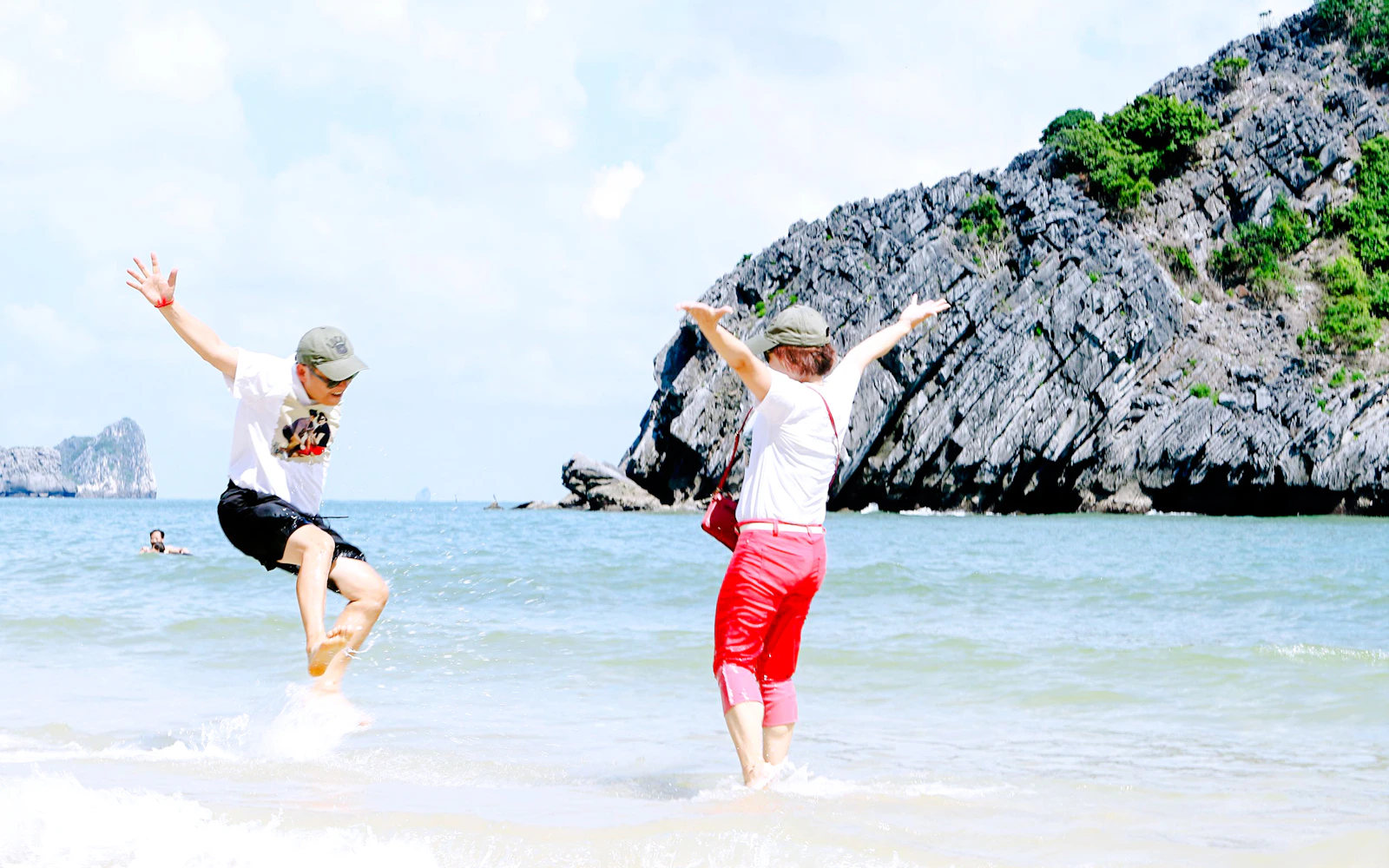 From Cat Ba: Lan Ha Bay Day Cruise with Kayaking, Swimming and Seafood Lunch (Product 54386)