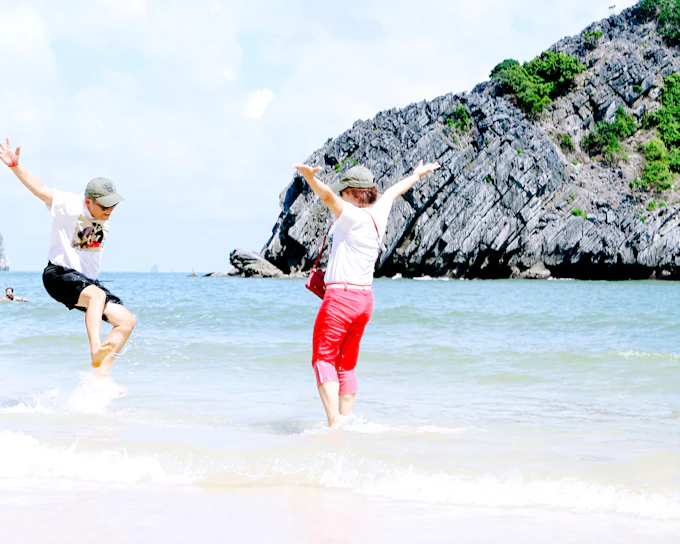 From Cat Ba: Lan Ha Bay Day Cruise with Kayaking, Swimming and Seafood Lunch