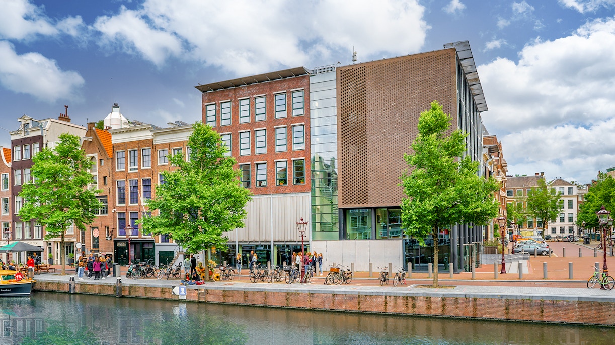 Tourists queuing outside Anne Frank House, Amsterdam.
