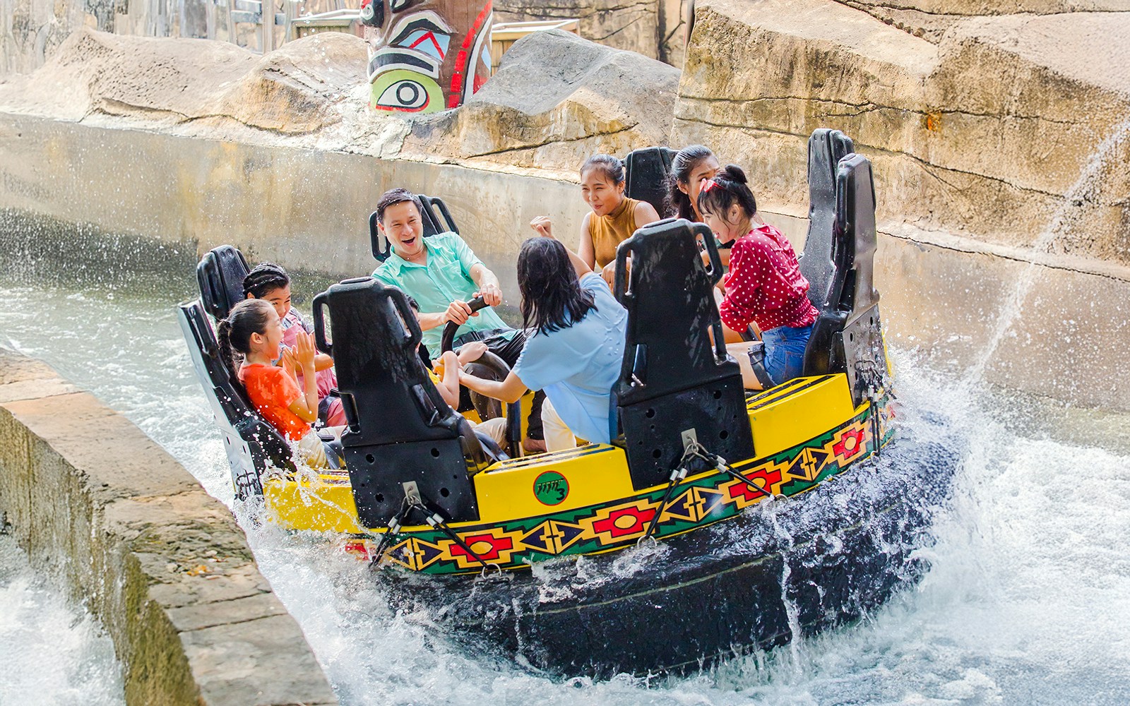 People enjoying a water ride at Dreamworld Bangkok, resembling a Grand Canyon adventure.
