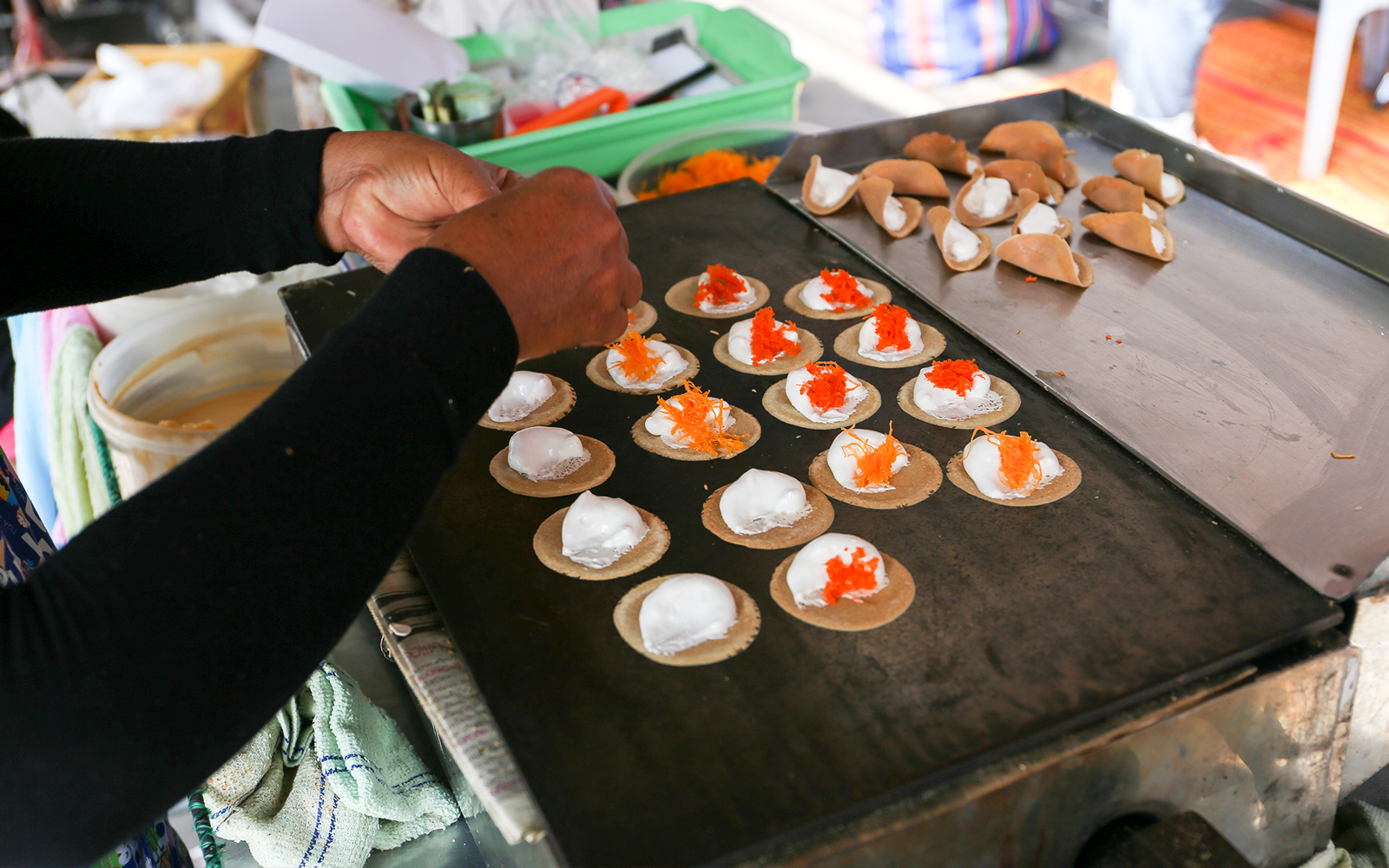 Local seller making the Thai dish Kanom Bueang