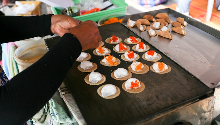Local seller making the Thai dish Kanom Bueang