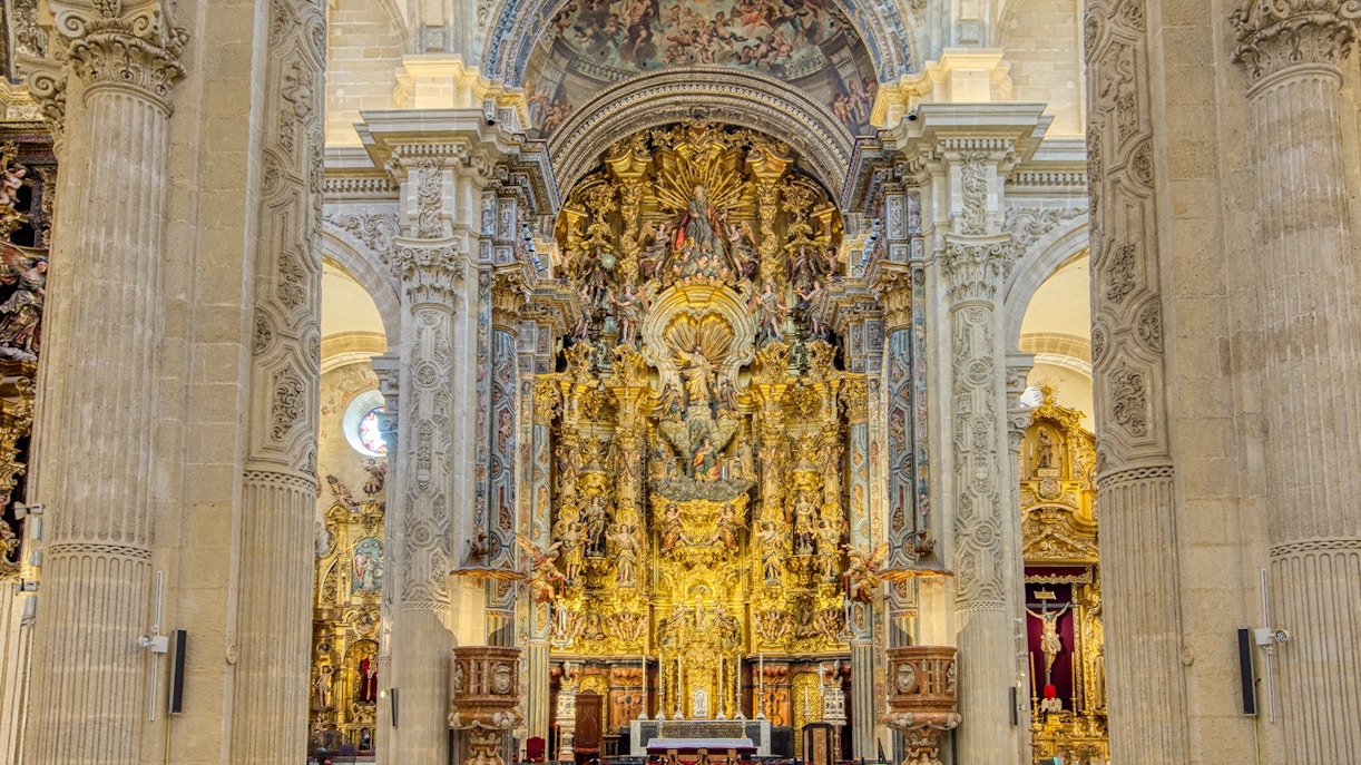 Iglesia del Salvador em Sevilha, com arquitetura barroca e praça movimentada.