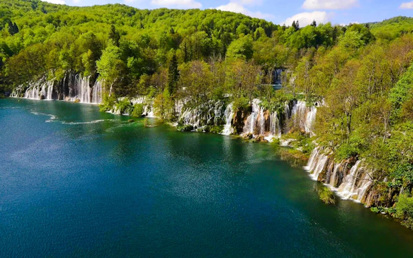 From Split or Trogir: Plitvice Lakes Guided Day Trip with Zagreb Transfer