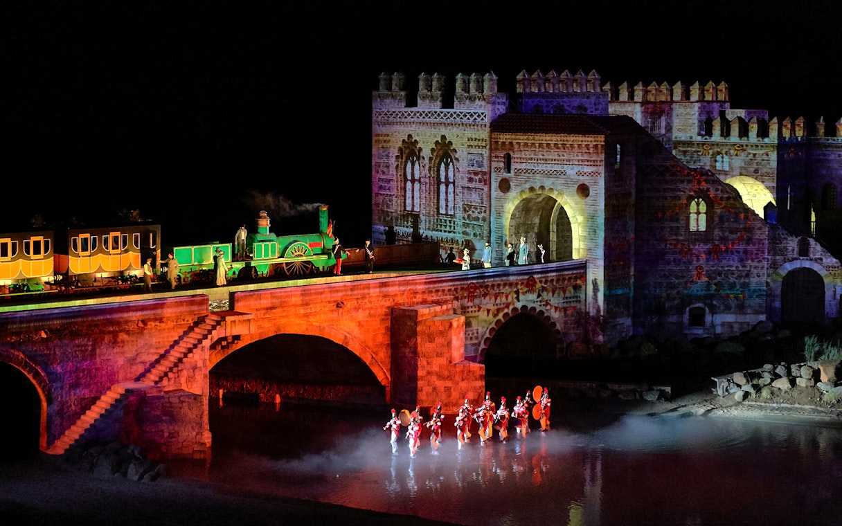 Night show with illuminated train and performers at The Dream of Toledo.