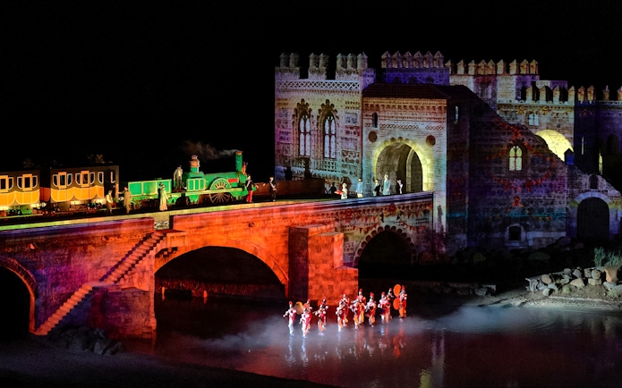 Night show with illuminated train and performers at The Dream of Toledo.