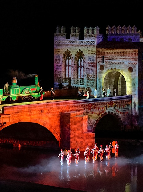 Night show with illuminated train and performers at The Dream of Toledo.
