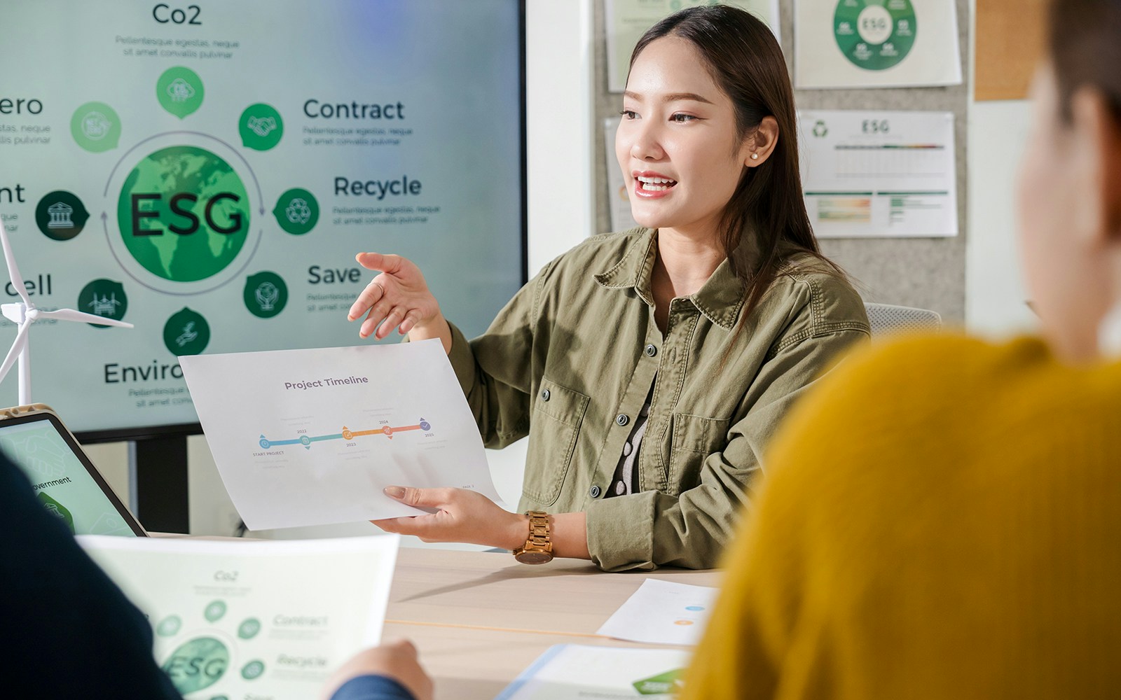 Presentation on carbon recycling strategies for Osaka Expo 2025 in a meeting room.