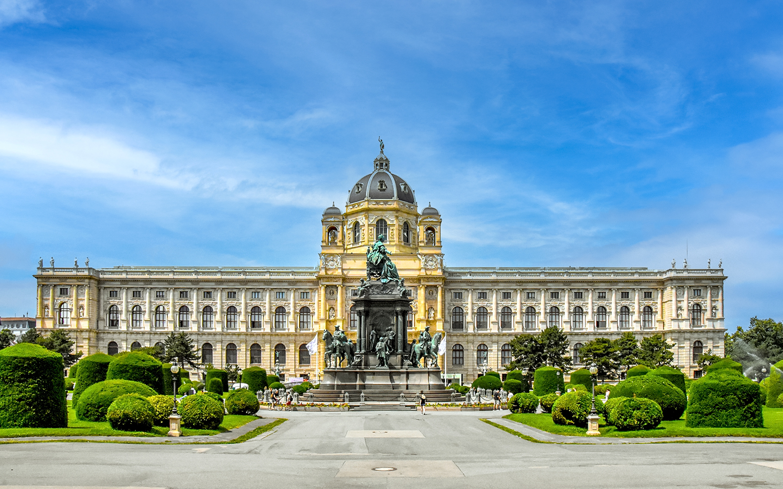 Dinosaur skeleton exhibit at Museum of Natural History Vienna.