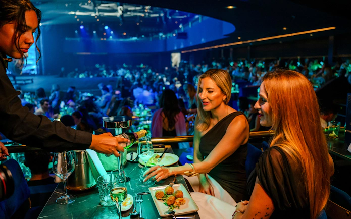 Guests enjoying dinner and drinks at Sala Scala Gran Canaria event.