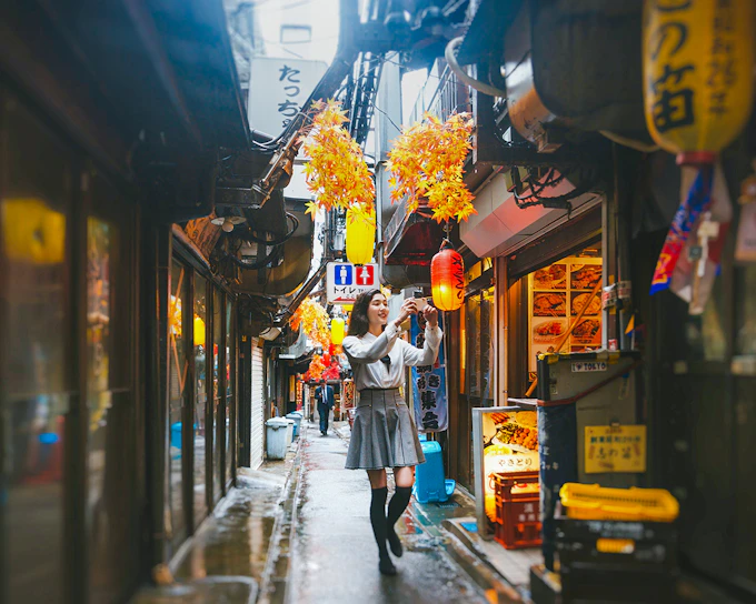 Tokyo Nightlife Tour with Bar Hopping, Golden Gai, and Izakaya Visit