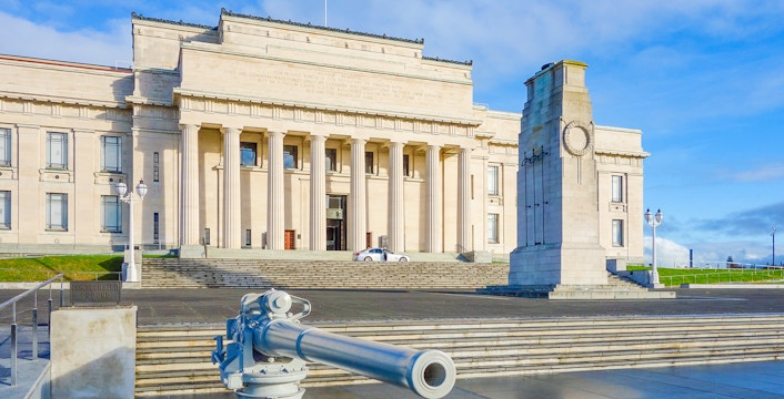 Auckland War Memorial Museum with cenotaph and artillery display, New Zealand.
