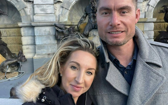 Couple in front of a historic fountain at Washington National Mall.