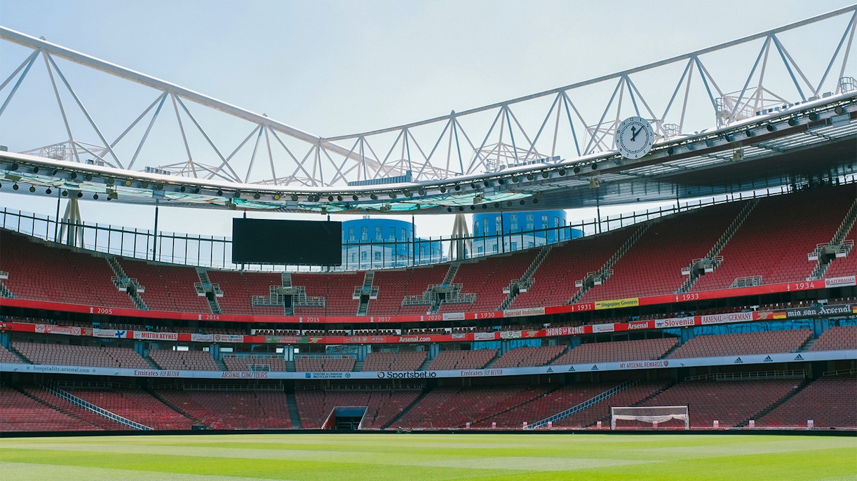 https://cdn-imgix.headout.com/media/images/d463c50754ca541cb0344f3b97e84dc0-Emirates%20Stadium%20london_0000s_0005_huy-phan-M80740e0RXQ-unsplash.jpg