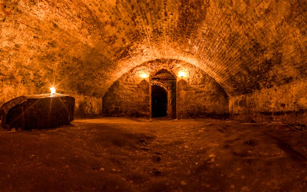 Edinburgh underground dungeon tour with historical reenactment actors in period costumes.