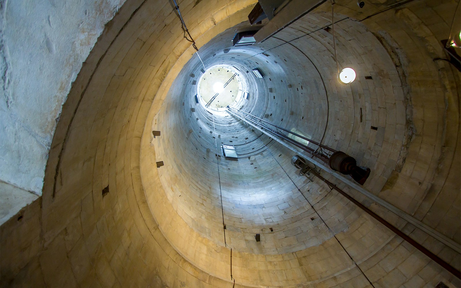 Interni della torre pendente di pisa