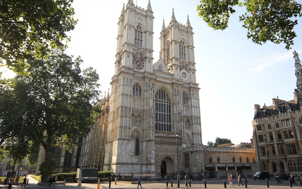 Guided Bus Tour of Royal London & Westminster Abbey Visit with Afternoon Tea