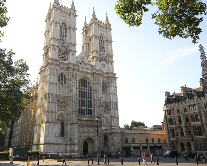 Guided Bus Tour of Royal London & Westminster Abbey Visit with Afternoon Tea