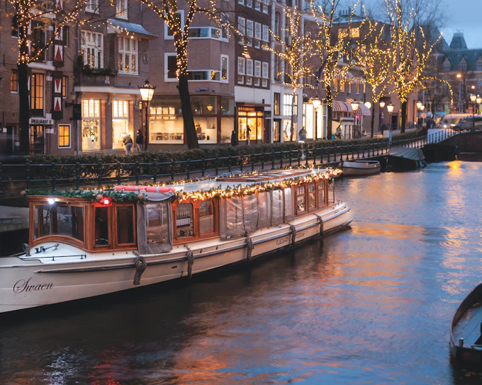 Amsterdam: 1-Hour Luxury Saloon Boat Evening Cruise with Optional Drinks & Bites