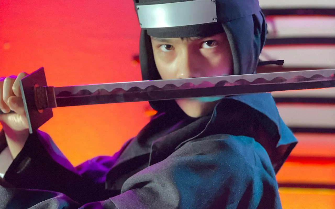 Ninja holding a sword during the Osaka Ninja Workshop.