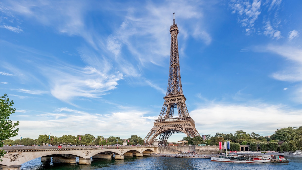 La tour Eiffel et la Seine par temps bleu