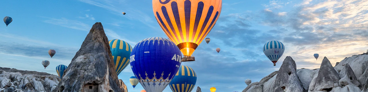 Tour in mongolfiera all'alba nella valle di Göreme con colazione e trasferimenti