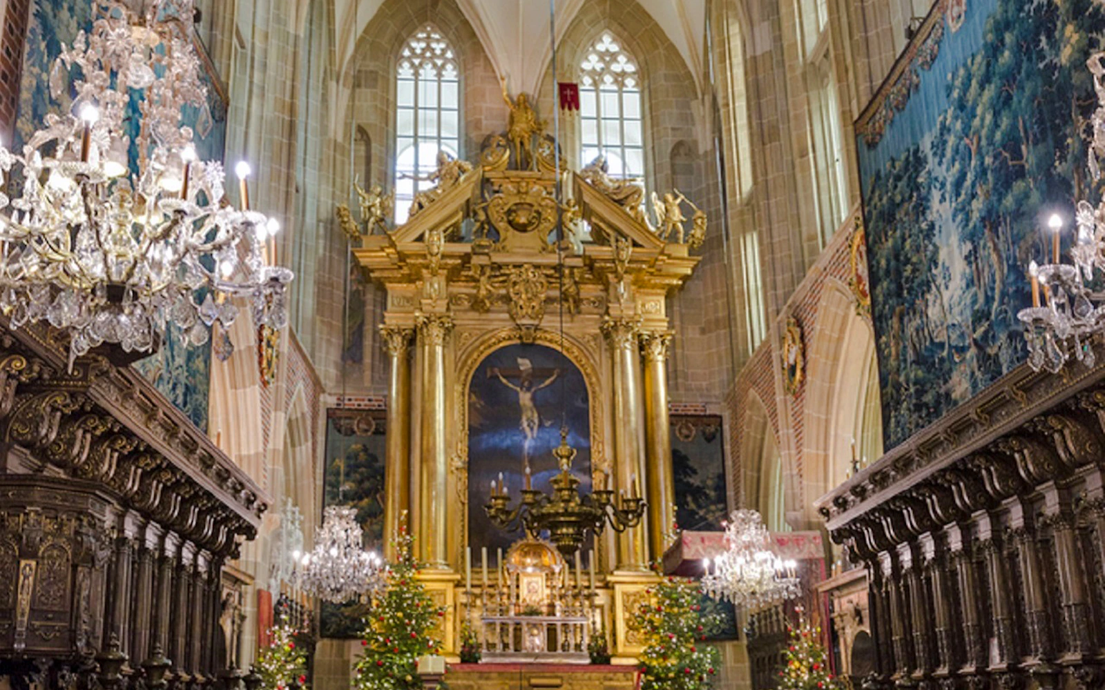 Wawel Castle Guided Tour & Old Town Golf Cart Ride with Rynek Underground Museum Entry and Lunch