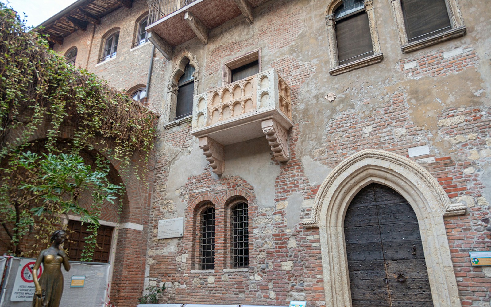 Juliet's balcony at Casa di Giulietta in Verona, Italy.