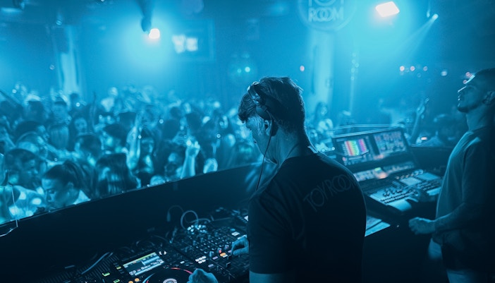 Katta erkak bilan ehtirosli jinsiy aloqa BDSM bandaj fisting