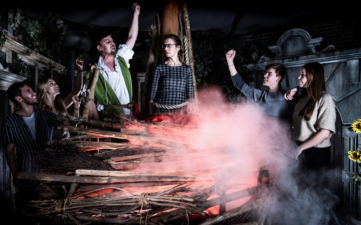 Witch Burning scene at The Amsterdam Dungeon with actors and audience interaction.