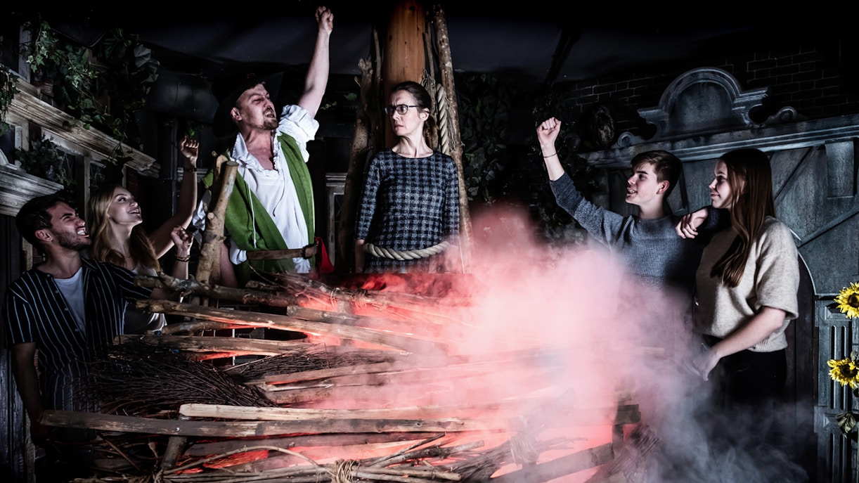 Witch Burning scene at The Amsterdam Dungeon with actors and audience interaction.