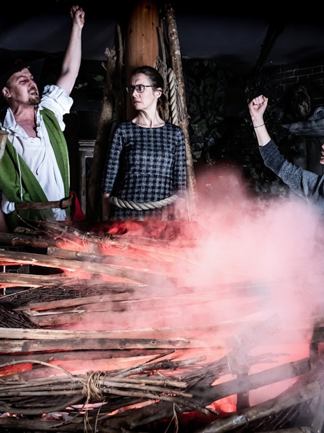 Witch Burning scene at The Amsterdam Dungeon with actors and audience interaction.
