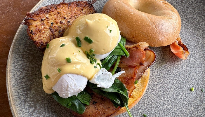 bagel eggs Benedict