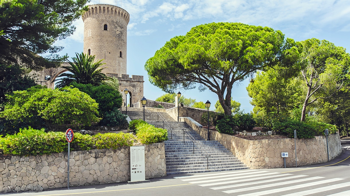 Château de Bellver à Palma de Majorque, avec ses tours circulaires et la forêt qui l'entoure