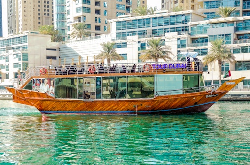 #Ab Dubai Marina/Creek: 1-stündige Sightseeing-Dhow-Schifffahrt mit unbegrenzten Erfrischungsgetränken