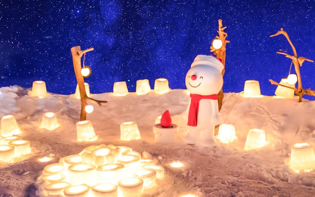 Snowman surrounded by glowing ice lanterns at Vivaldi Park Ski World.