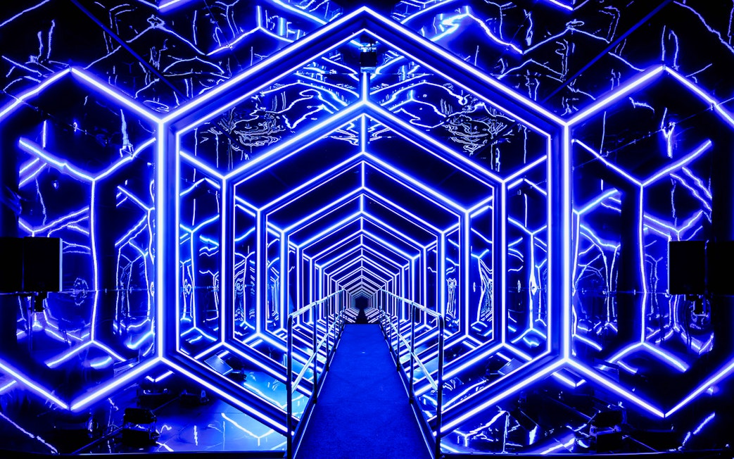 Neon blue geometric light installation at Amaze Amsterdam.