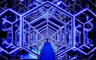 Neon blue geometric light installation at Amaze Amsterdam.
