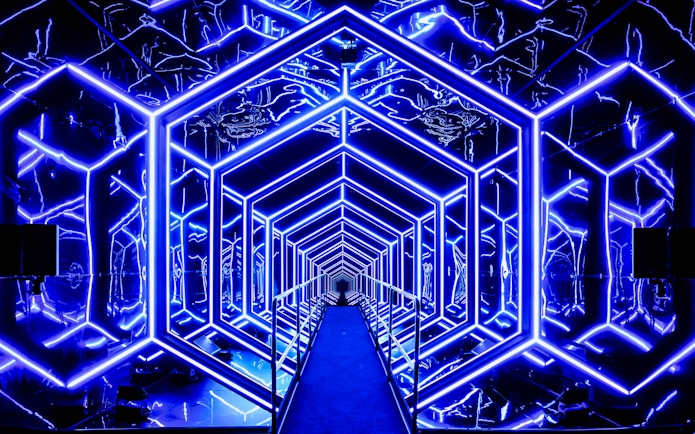 Neon blue geometric light installation at Amaze Amsterdam.