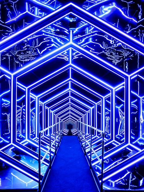 Neon blue geometric light installation at Amaze Amsterdam.