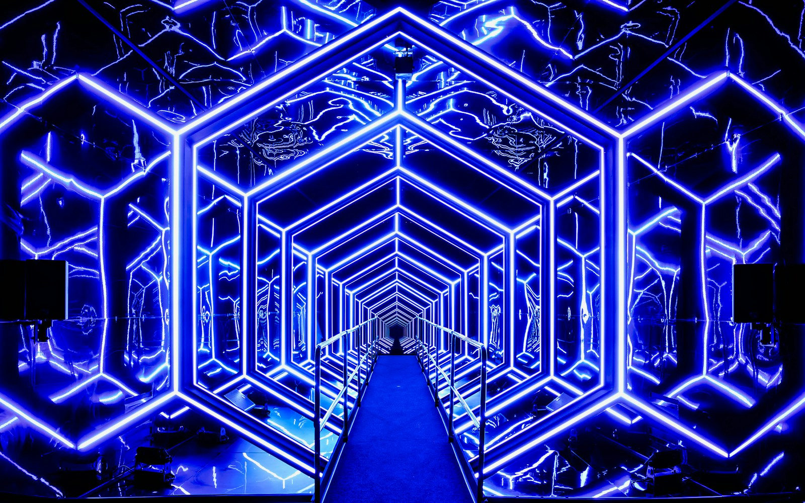 Neon blue geometric light installation at Amaze Amsterdam.