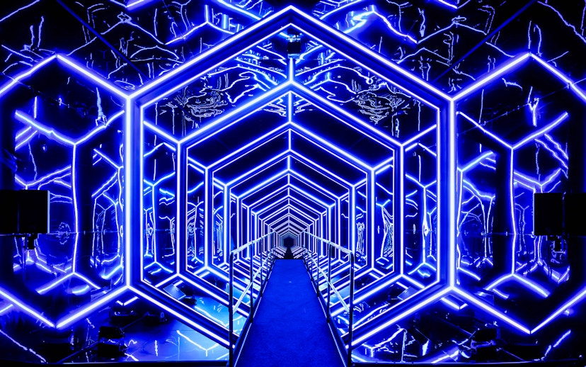 Neon blue geometric light installation at Amaze Amsterdam.
