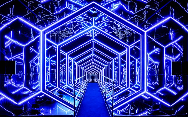 Neon blue geometric light installation at Amaze Amsterdam.