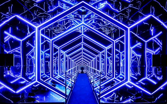 Neon blue geometric light installation at Amaze Amsterdam.