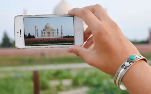 Smartphone capturing Taj Mahal during Agra evening tour.