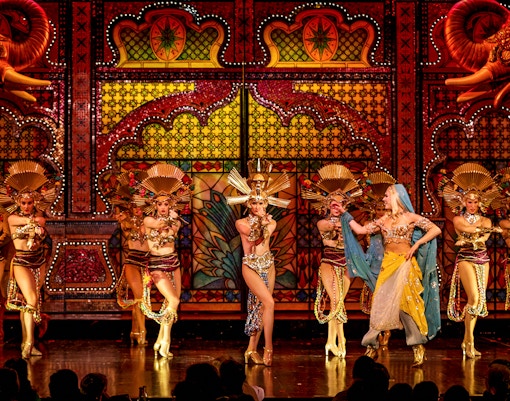 Spettacolo di cabaret al Moulin Rouge con cena a Parigi, con costumi vivaci e ballerini.
